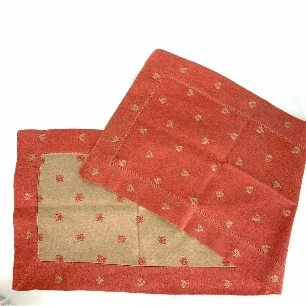 Giuliana Ricami Tuscan Linen Jacquard Honeybee Table runner